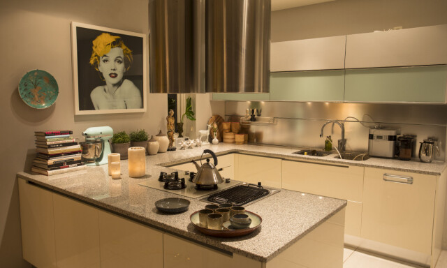 MODERNE KJØKKEN: Mia har alltid hatt øye for detaljer, noe design-kjøkkenet er et tydelig bevis på. Over kjøkkenøya henger et spennende bilde av Marilyn Monroe. Foto: Tor Lindseth/ Se og Hør MODERNE KJØKKEN: Mia har alltid hatt øye for detaljer, noe design-kjøkkenet er et tydelig bevis på. Over kjøkkenøya henger et spennende bilde av Marilyn Monroe. Foto: Tor Lindseth/ Se og Hør